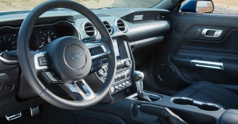 Interior del Ford Mustang 2023
