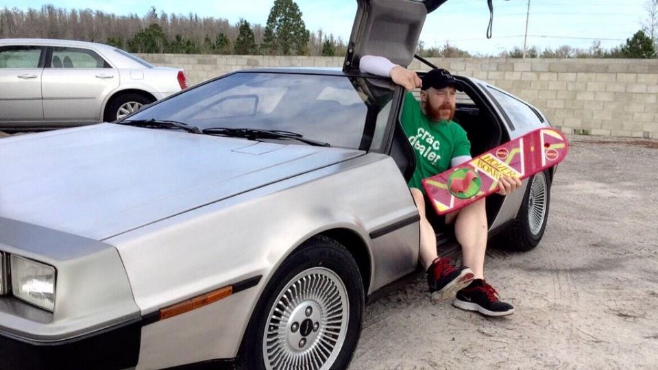 El luchador de la WWE y su Delorean de 'Volver al Futuro'.