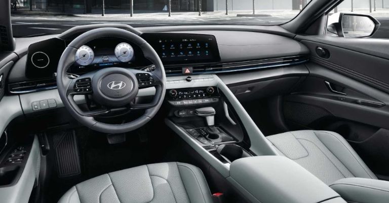 Interior del Hyundai Elantra 2024