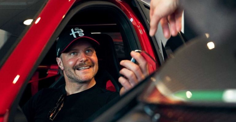 Valtteri Bottas recibe su Alfa Romeo Giulia GTAm