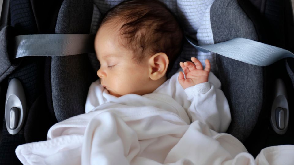 Cómo viajar con un bebé recién nacido en auto.