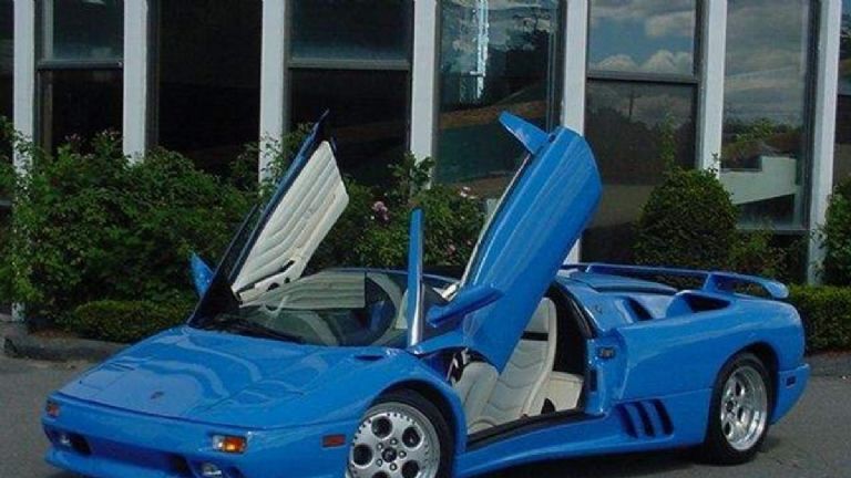 Posible arresto a Donald Trump, Ex presidente de Estados Unidos, Pagos de dinero secreto, Investigación, Donald Trump, Estados Unidos, Protestas, Automóviles de lujo, Roll-Royce Silver Cloud 1956, Roll- Royce Phantom, Gran turismo, Deportivos, Lamborghini Diablo, Mercedes-Benz SLR McLaren