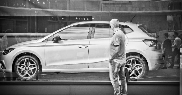 Venta de autos y el precio del dólar