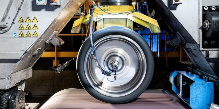 Pirelli, Neumáticos, Pruebas, Mundo automovilístico, Neumáticos más seguros, Hiperautos, Carreras, Máquina de alta velocidad, Pruebas de Pirelli, Grandes velocidades, Seguridad, Industria automotriz, Tecnología, Tipos de neumáticos, Automovilismo, Fórmula 1