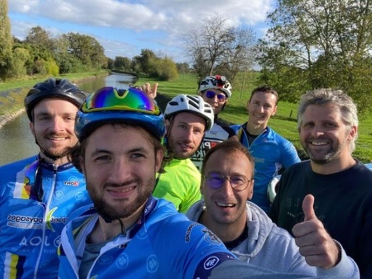 Strava, GPS, Ciclistas, Strava Art, Expresión artística, Ciclismo, pasatiempo, ejercicio, obras de arte, dinosaurio velociraptor, aventura, amigos, bicicleta, Francia, Cyclos Randonneurs Saint-Galmier, récord mundial