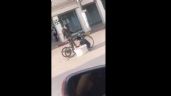 VIDEO: Niño ayuda a reparar la bicicleta de un adulto mayor con la que sale a vender pan