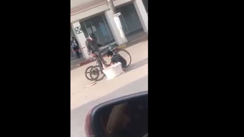 VIDEO: Niño ayuda a reparar la bicicleta de un adulto mayor con la que sale a vender pan