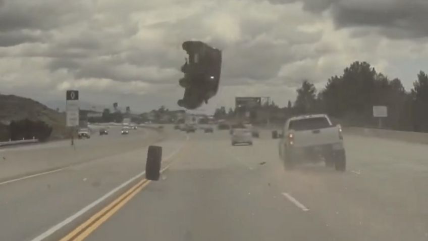VIDEO Viral: Un Tesla registró cómo una Kia Soul salió volando por la llanta de una pick-up