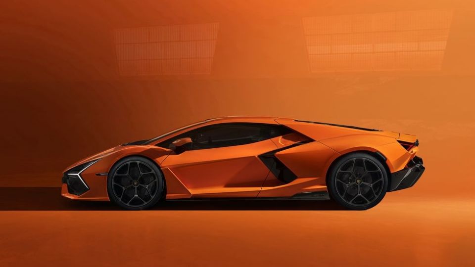 Lamborghini Revuelto.