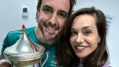 Fernando Alonso y la felicitación de su novia Andrea Schlager después del GP de Bahréin