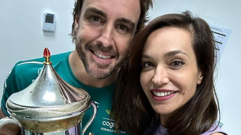 Fernando Alonso y la felicitación de su novia Andrea Schlager después del GP de Bahréin