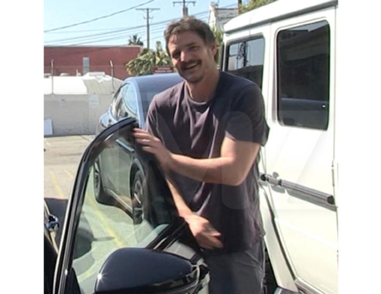 Pedro Pascal, The Last of Us, Joel Miller, Autos de Pedro Pascal, Serie The Last of Us, Dodge Challenger STR, Porsche 356, Mercedes Benz CLK, Mercedes G63 AMG, Colección de autos de Pedro Pascal, Autos de lujo, HBO, Videojuego, PlayStation, Actor