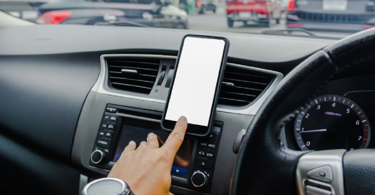 Cargador en el carro