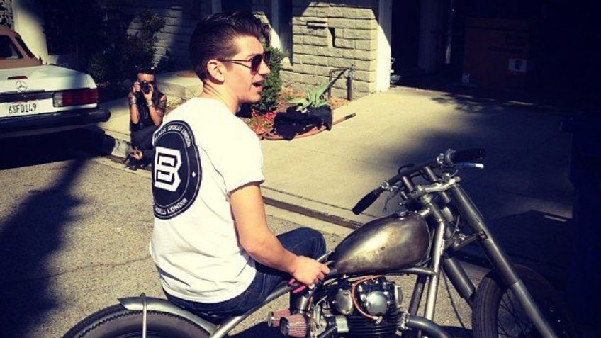 Los Arctic Monkeys regresan a México y te presentamos la espectacular moto Yamaha XS650 de Alex Turner
