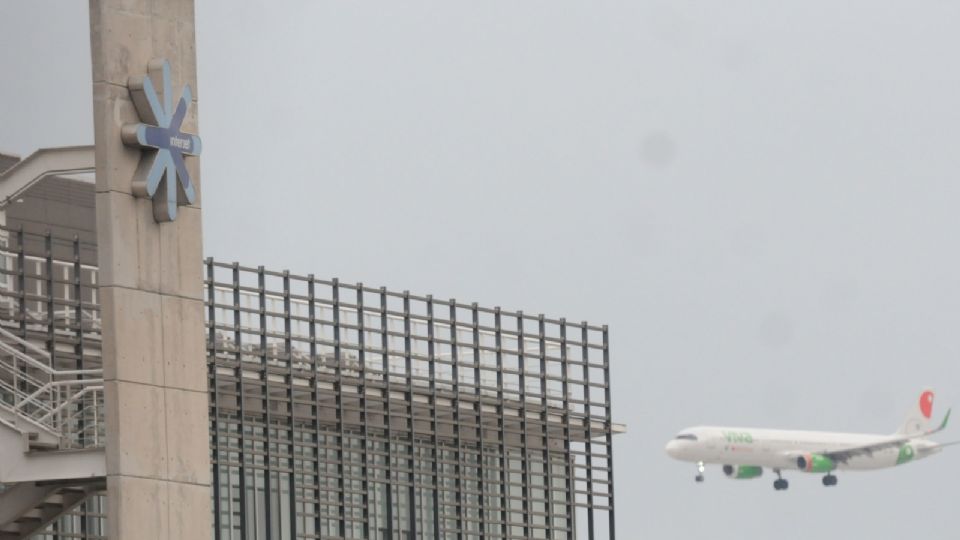 Dos aviones en tierra chocan.