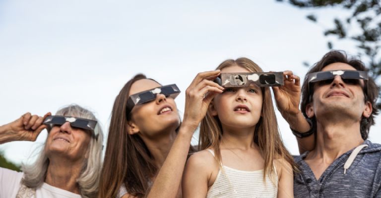 Eclipse solar híbrido