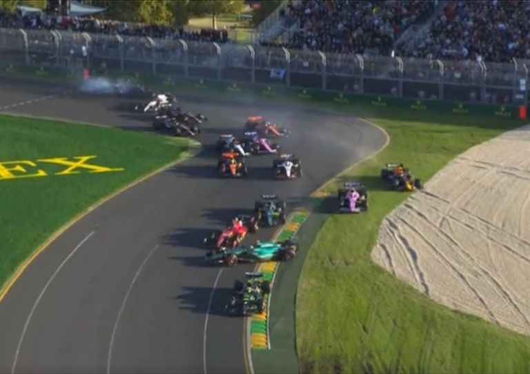 Gran Premio de Australia, GP de Australia, Fórmula 1, F1, Max Vesrtappen, Checo Pérez, Fernando Alonso, Lewis Hamilton, Caos, Carrera estrepitosa, Carlos Sainz, Carrera accidentada, Temporada 2023 de Fórmula 1, Circuito Albert Park
