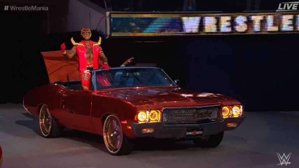 Con un Chevrolet Impala 66 Convertible entraron al evento más grande la lucha libre.