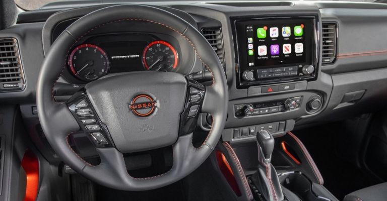 Interior de la Nissan Frontier V6 Pro-4X 2023