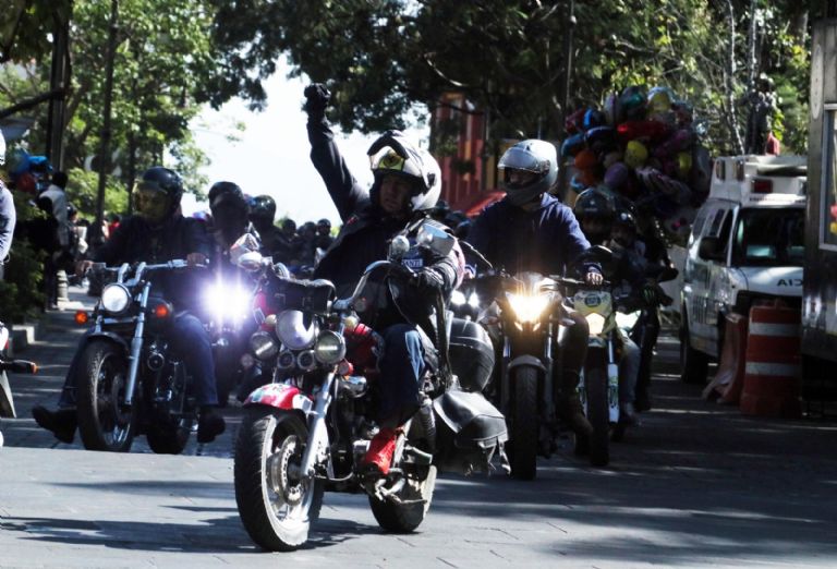 Cuál es la multa por no traer el casco al ir en motocicleta