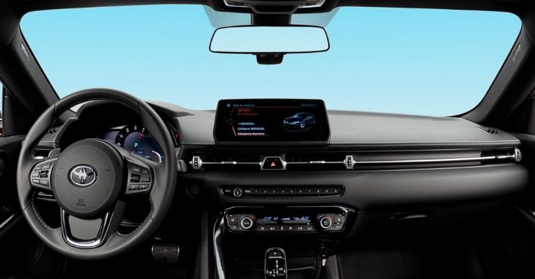 Interior del Toyota Supra 2023