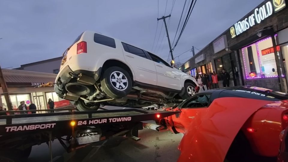 Ve cómo una camioneta quedó por encima de un Corvette