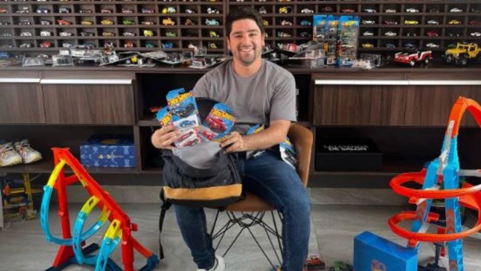 Jorge Ortiz muestra un poco de su colección de Hot Wheels