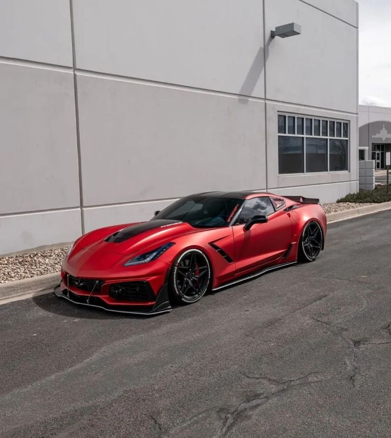 Qué auto deportivo conduce Julián Quiñones