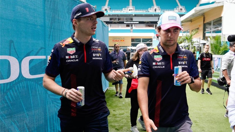 Checo y Verstappen platican durante un GP
