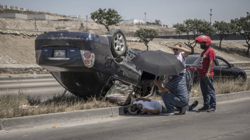 Volcadura de auto en carretera