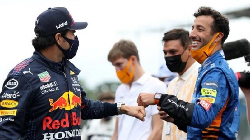 Checo y Ricciardo se saludan