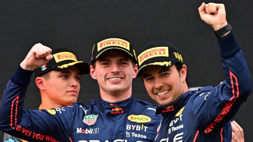 Checo y Verstappen celebran en Imola