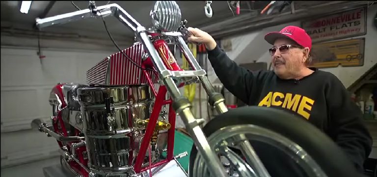 Así funciona la moto que su motor es un barril de cerveza