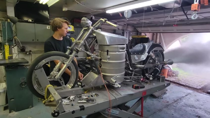 VIDEO: Esta motocicleta tiene un barril de cerveza como motor y alcanza los 240 kilómetros por hora