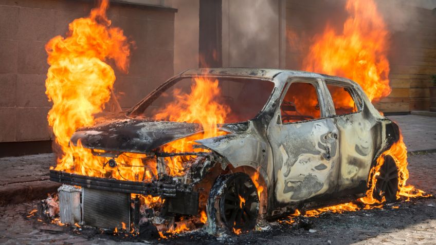 ¡Qué mala suerte! Mecánico va a comer en el coche de un cliente y termina incendiado