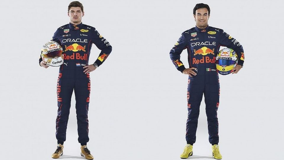 Checo y Verstappen posan con sus uniformes