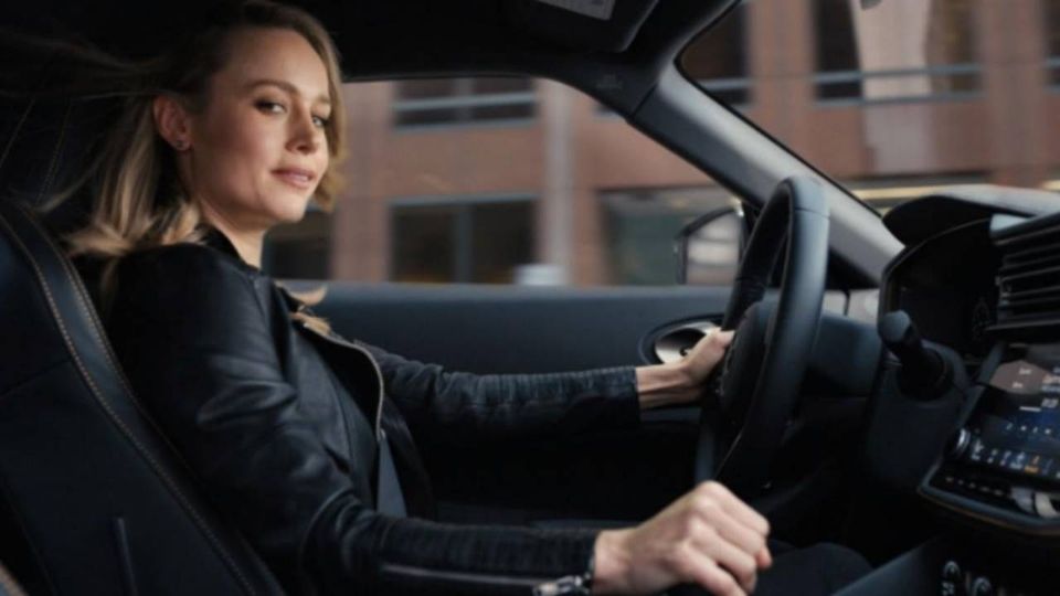 Brie Larson conduce un automóvil