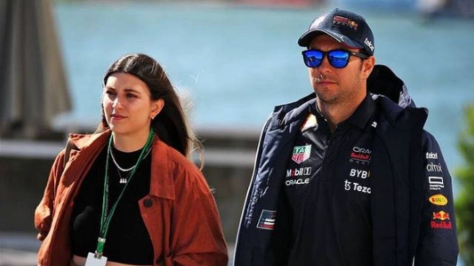 Checo y Carola caminan juntos en un Gran Premio