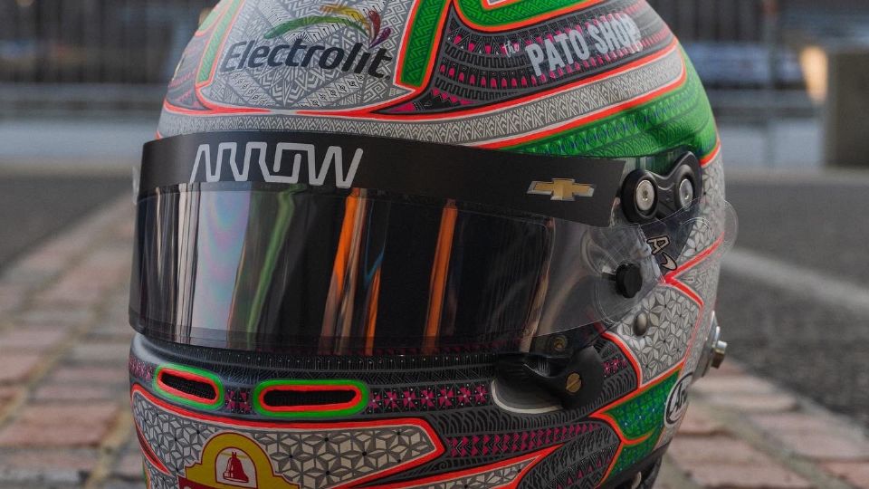 Su casco pintado por artesanos mexicanos