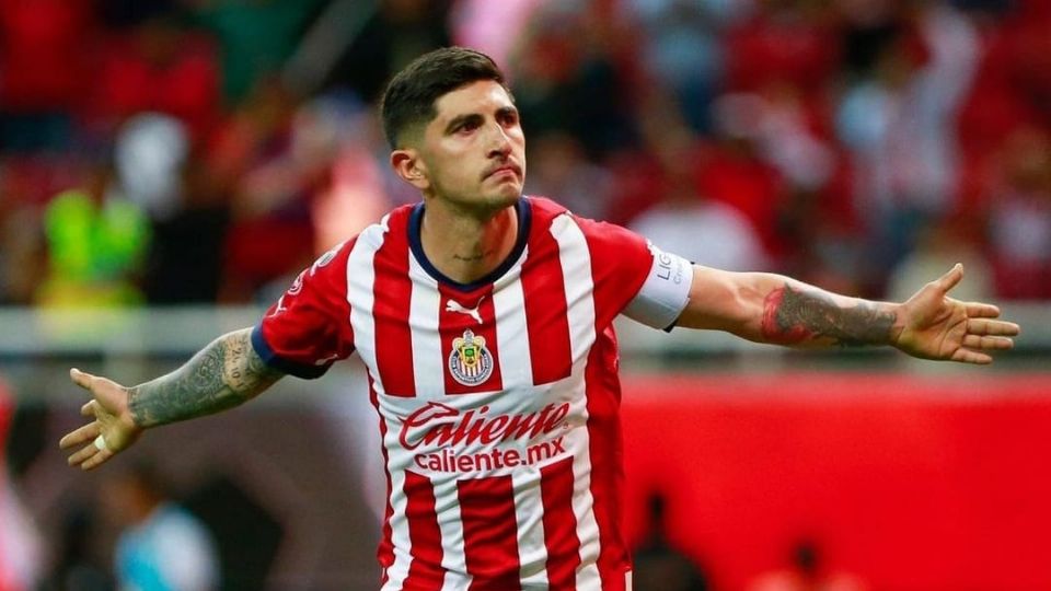 El capitan de las Chivas de Guadalajara conduce un auto deportivo.