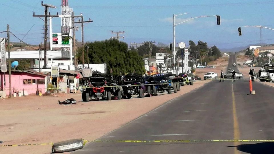 Vehículos del rally tras el ataque armado