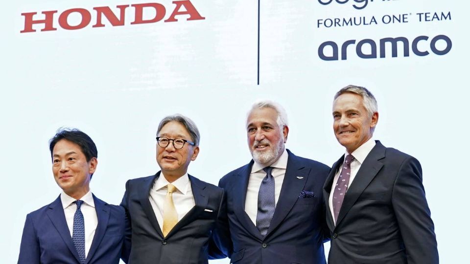 Lawrence Stroll, Toshihiro Mibe y directores, en la foto de la asociación Honda-Aston Martin