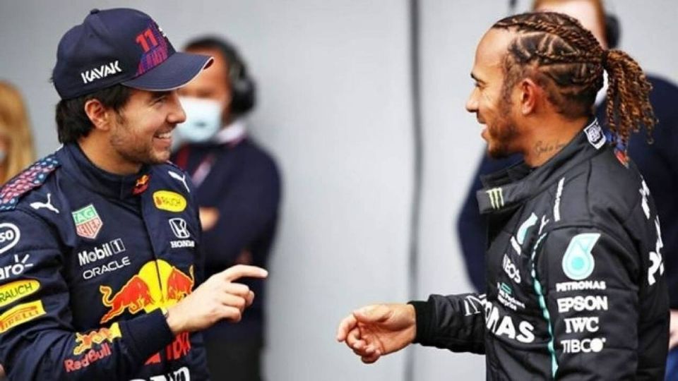 Checo y Hamilton platican en un Gran Premio