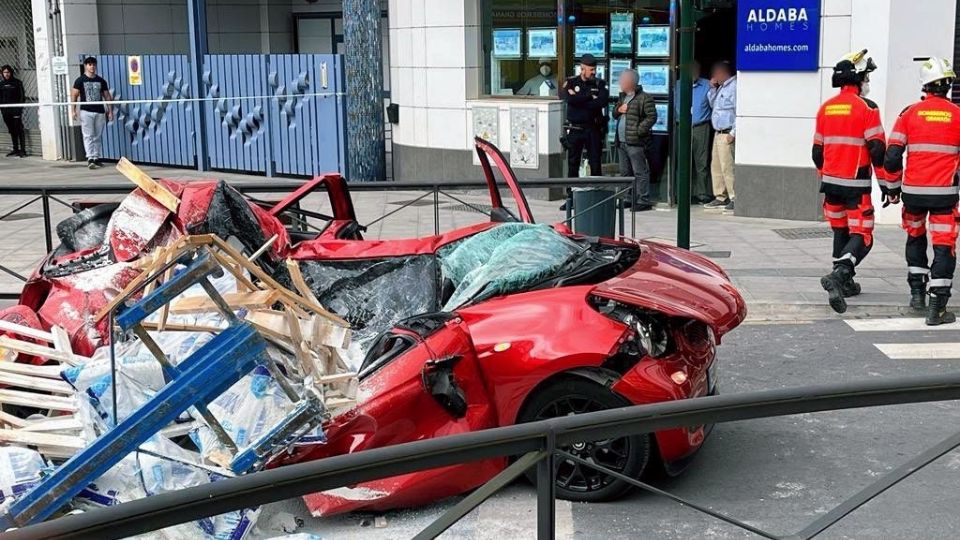 Palé con material de construcción le cae encima a una automovilista.