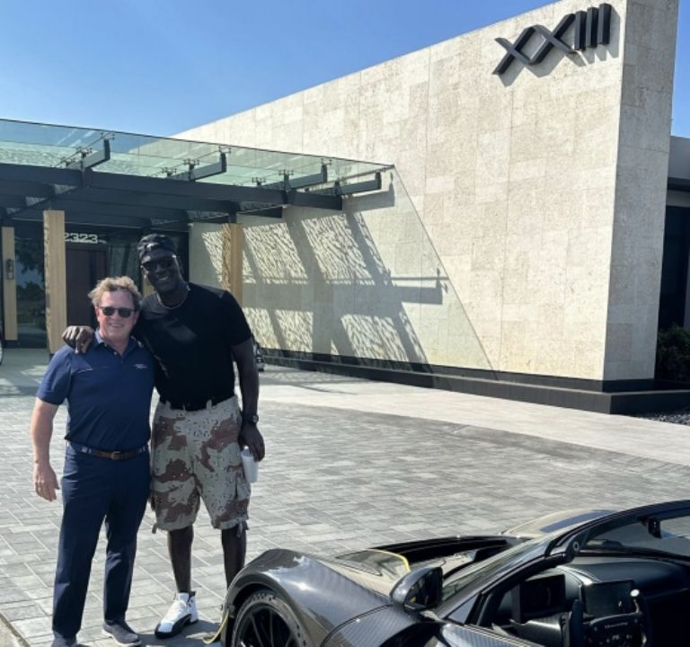 Michael Jordan comprando el Hennessey Venom F5 Roadster