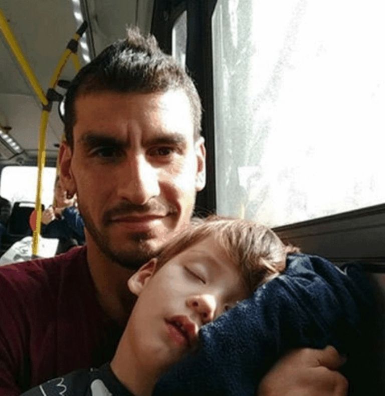 Nahuel Guzman en el transporte público