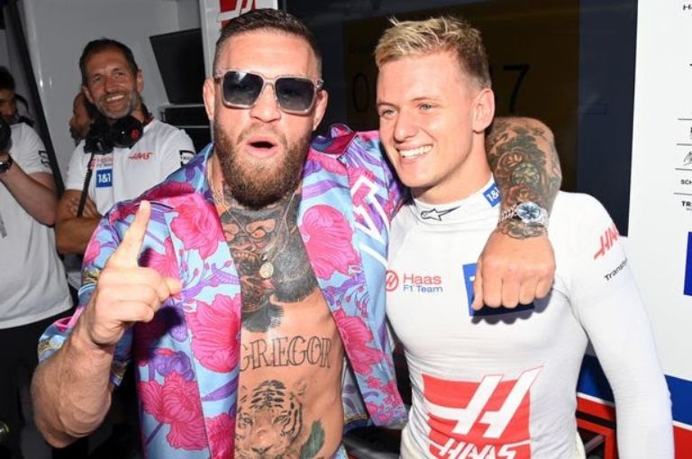 Conor McGregor y Mick Schumacher en el Gran Premio de Mónaco 2022