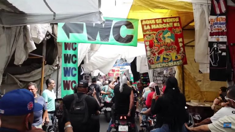 Escorpión al Volante en motoneta por Tepito