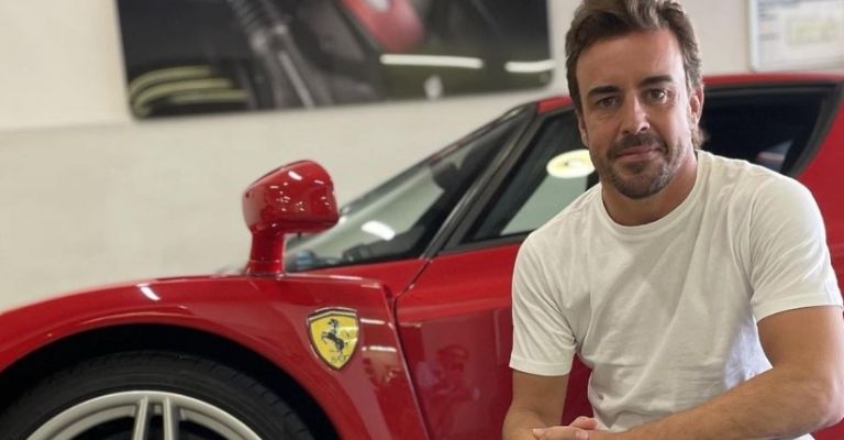 Fernando Alonso con su Ferrari Enzo
