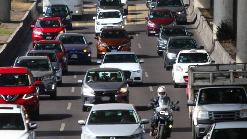 Grupo de taxistas bloquen Periférico Norte por protesta y provocan caos vial